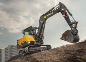 With 9366 daN of combined digging equipment efforts, improvements by 10% of the traction, swing force and lifting capacity, the EC60E can tackle your most challenging contracts. Do more, faster.